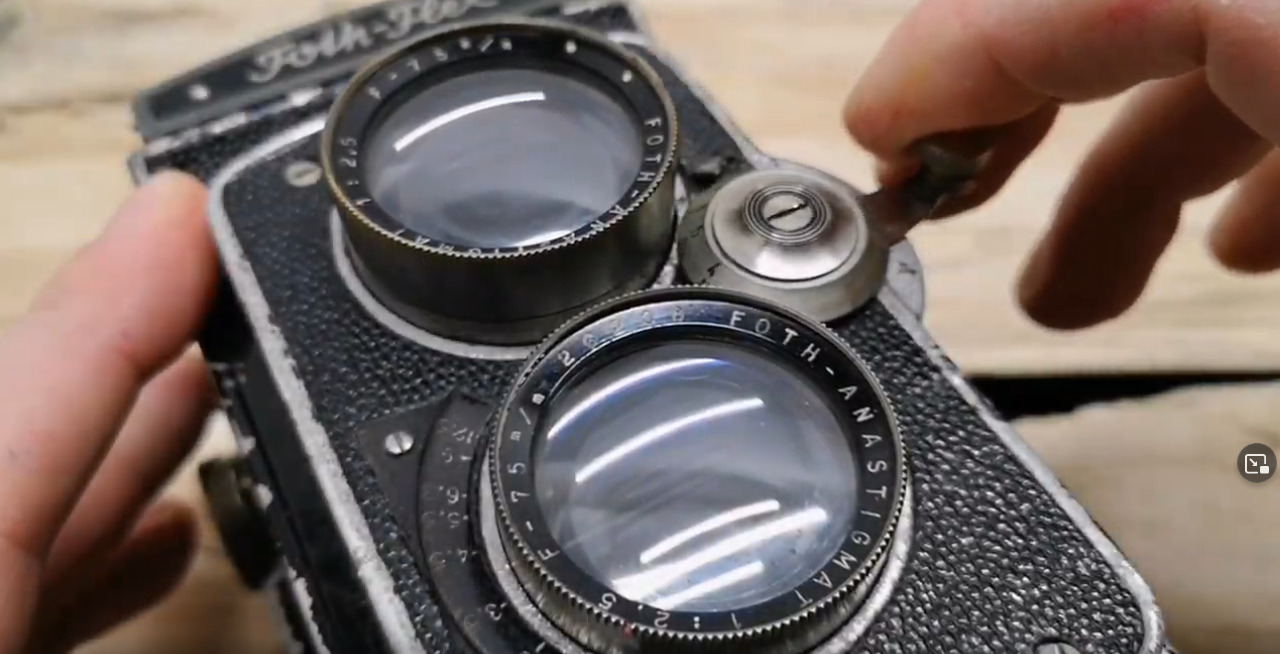 1938_Foth-Flex_II_Fastest_Lens_Ever_on_a_Medium_Format_TLR_-_YouTube_-_2021-09-10_19.09.08.jpg