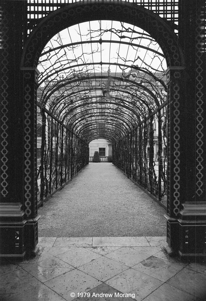 19790312d_SchönbrunnPalace-Garden_Vienna_resize.jpg