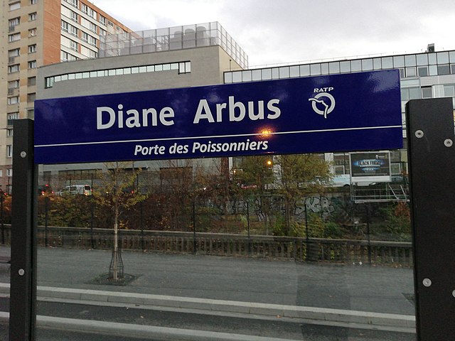 640px-Diane_Arbus_-_Porte_des_Poissonniers_plaque_signalétique_2018.jpg