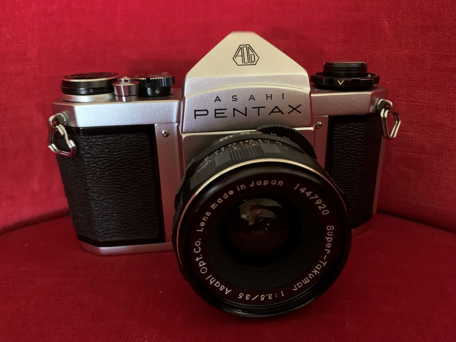 Asahi Pentax SV on red chair Small File.jpg
