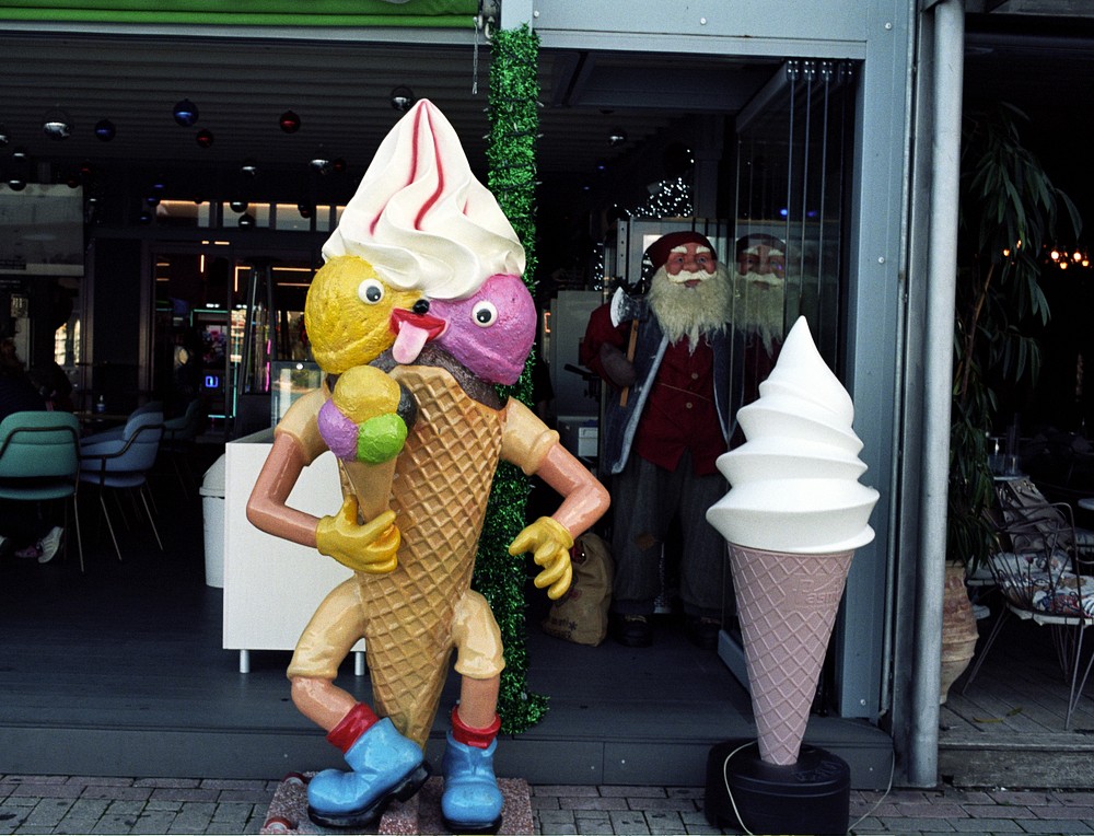 C20241120e_IceCreamMan_Chalcis_Greece_resize.jpg