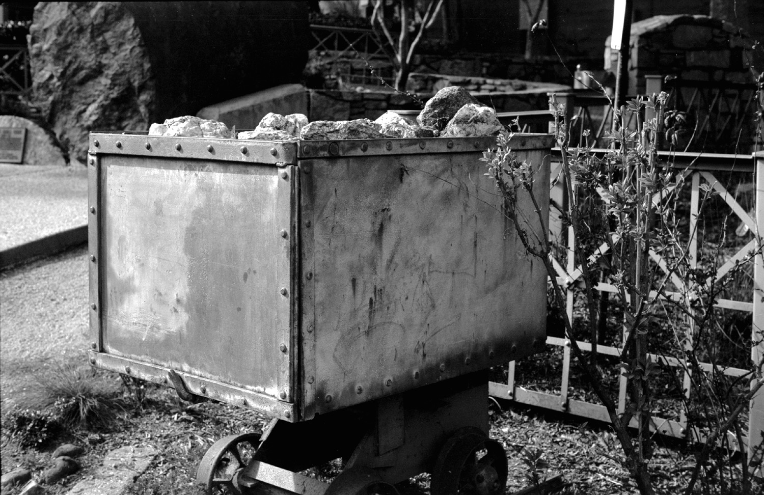 Canon P 50mm 1.8 Film Ferrania 40 Pyrocat HD Ore cart.jpg