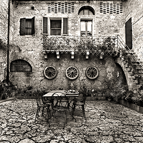 courtyard-Tuneta-di-Corsano,-Tuscany.jpg