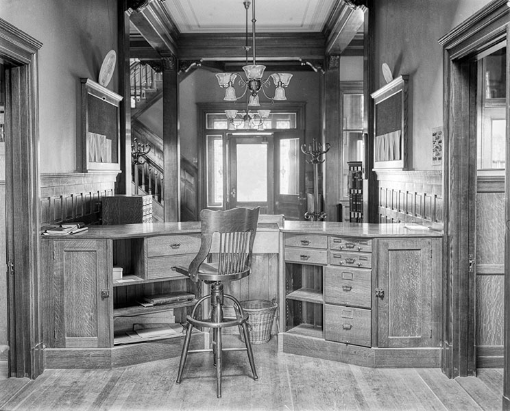 Desk_Rear_HDR_1024-(002).jpg
