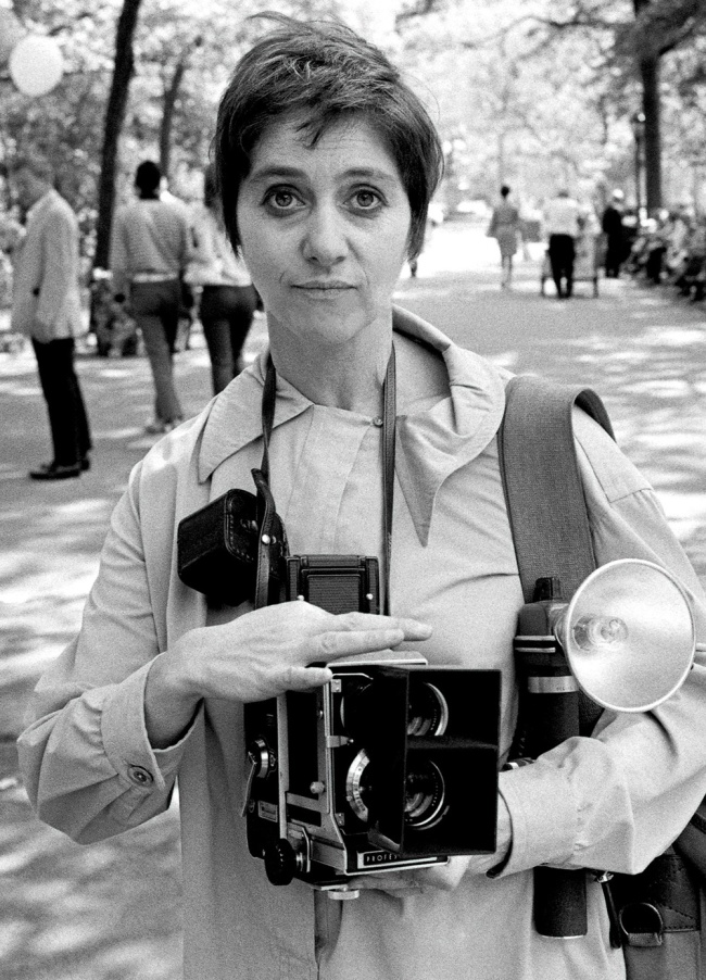diane-arbus-in-central-park-with-her-mamiya-camera-in-1967-web.jpg