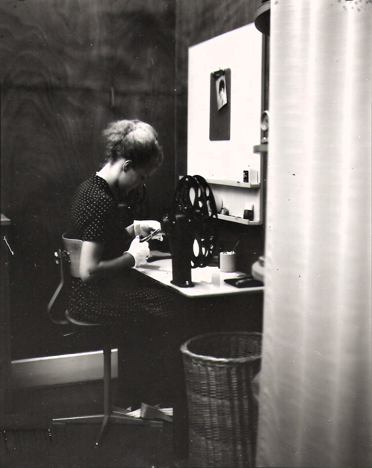 Fräulein Kamm am Montageplatz.jpg