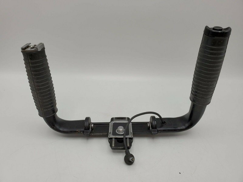 Hasselblad_2handed_grip_sm.jpg