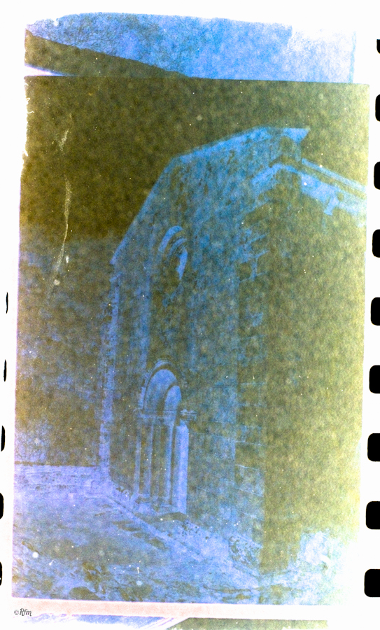 Monasterio de Caaveiro II Velvia 100 agotados quimicos RC y BF.jpg