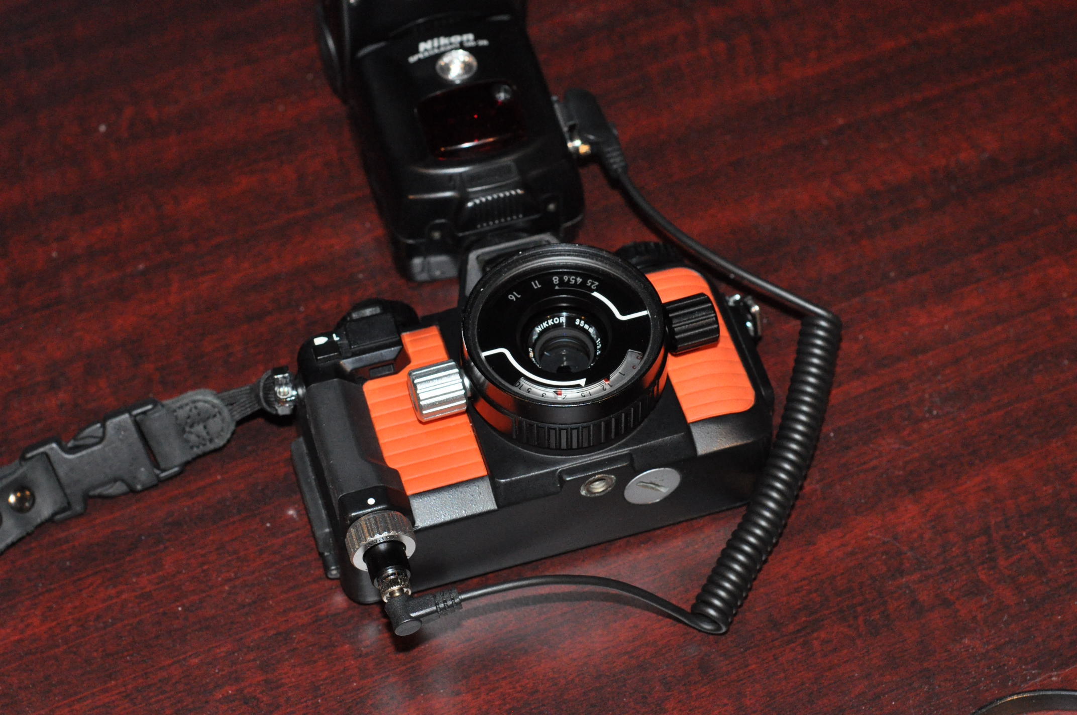 nikonos flash.jpeg