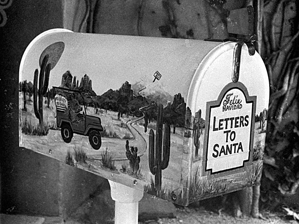 -SEMII STAND- 35mm TriX 400@3200 Mail Box .jpg