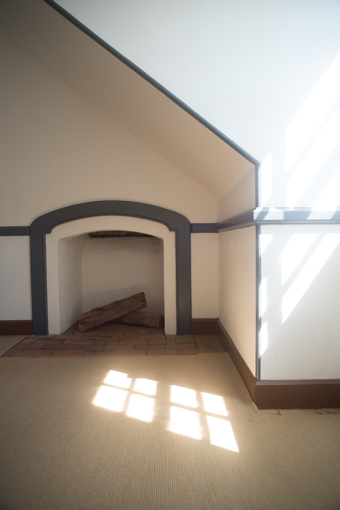 Upstairs_Fireplace2.jpg
