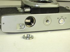 Minolta.SR-T201.Body.SN1372751-08[battery.chamber]-S9o_2396.JPG
