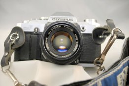 Olympus.OM-F+50mm.f1.8.lens+strap.04-D2c_7102.JPG Olympus.OM-F+50mm.f1.8.lens+strap.04-D2c_7102.JPG