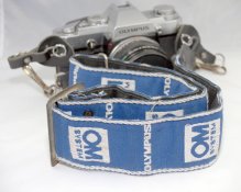 Olympus.OM-F+50mm.f1.8.lens+strap.07-D2c_7107.JPG Olympus.OM-F+50mm.f1.8.lens+strap.07-D2c_7107.JPG