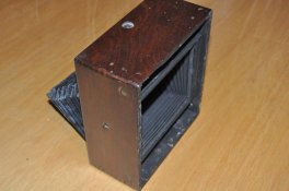 Speed Graphic box and bellows 1C.JPG