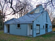 Vanna-Venturi-House-Wikimedia-Commons_dezeen_468_3.jpg