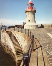 Lighthouse, South Pier, River Tyne.jpg