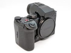 Lumix S5iix 02.JPG