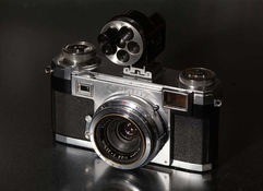 Contax_IIa_mit_Biogon_35_mm_N.jpg Contax_IIa_mit_Biogon_35_mm_N.jpg