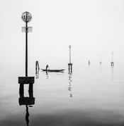 Sandolo-Boat-Markers-Fog-Venice-R-1KWS-3HC.jpg