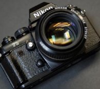 Nikon_F3_no_grip_red_stripe_rubber-cover.jpg