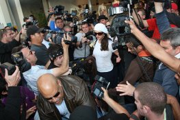 Paparazzi-crowding-around-Britney-Spears.jpg