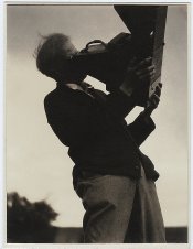 Photograph+of+Alfred+Stieglitz+looking+into+a+camera,+1929.jpg