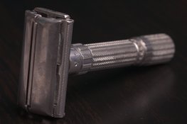 Gillette_G4_Tarnished_Razor_(1_of_10).jpg