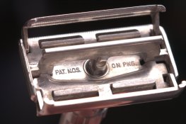 Gillette_G4_Tarnished_Razor_(7_of_10).jpg