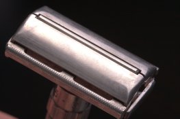 Gillette_G4_Tarnished_Razor_(6_of_10).jpg