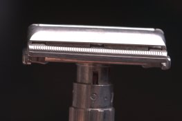 Gillette_G4_Tarnished_Razor_(8_of_10).jpg