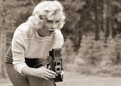 Marilyn Monroe using Rolleiflex.jpg