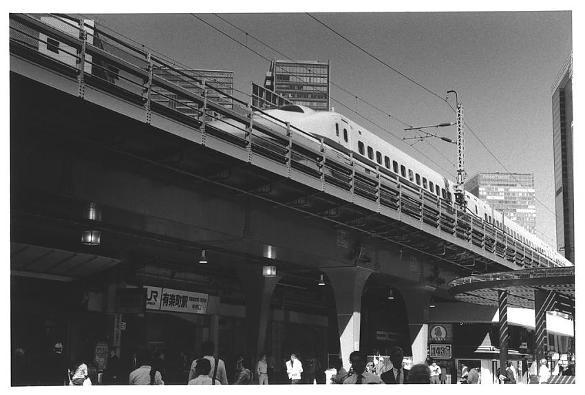 Beneath the Tracks (gādoshita)