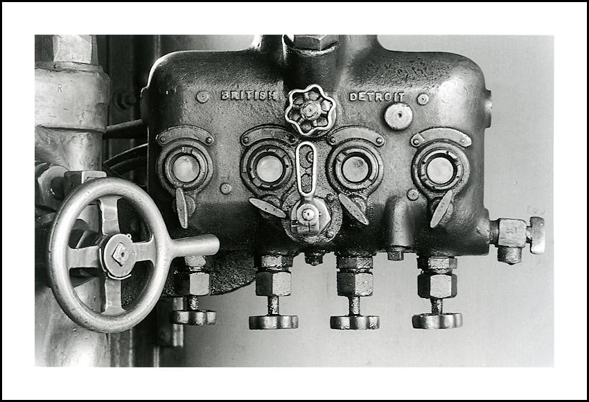 DISPLACEMENT LUBRICATOR