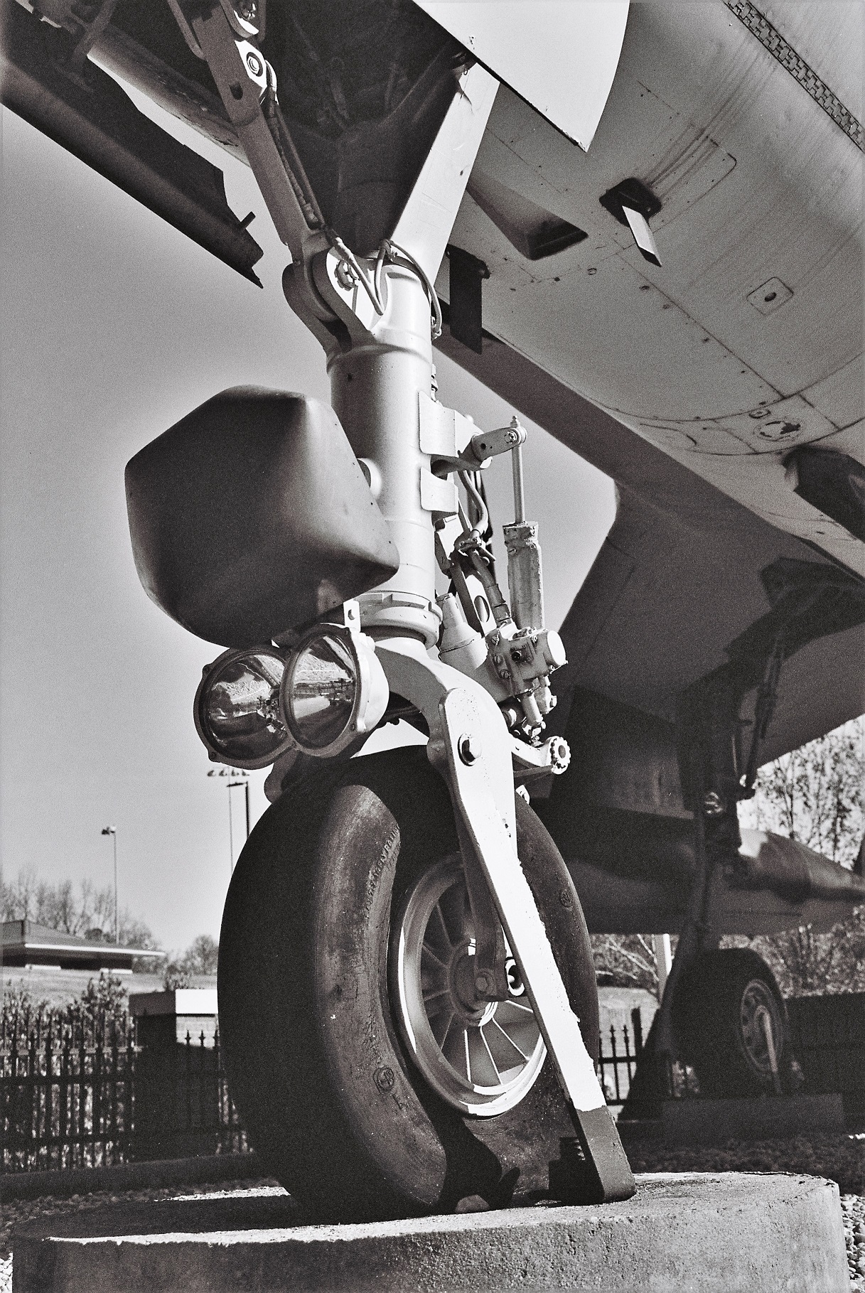 Front landing gear, F105D