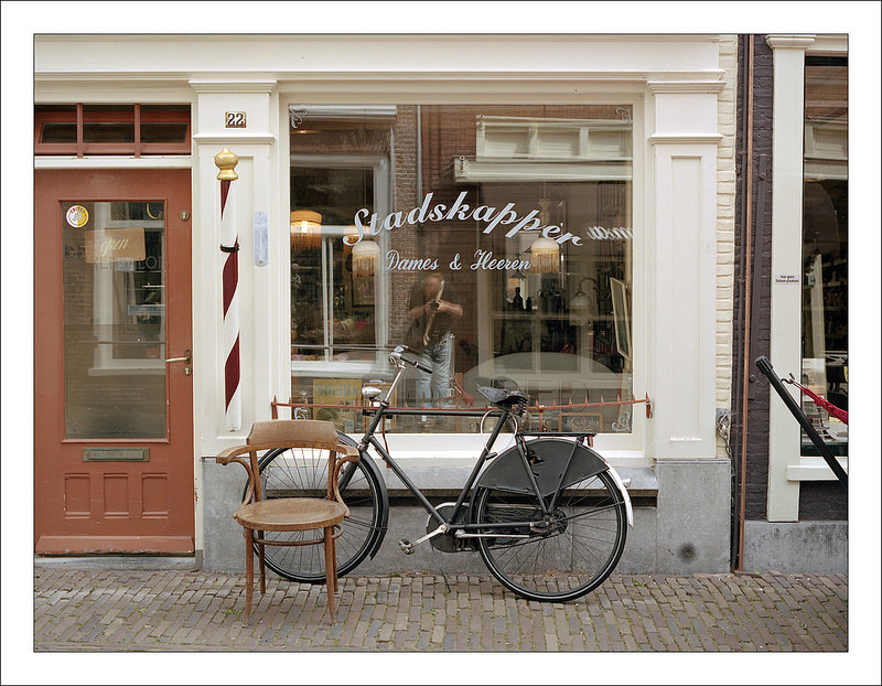 generation selfie ... (in front of a hairdresser's, shooting a dutchbike)