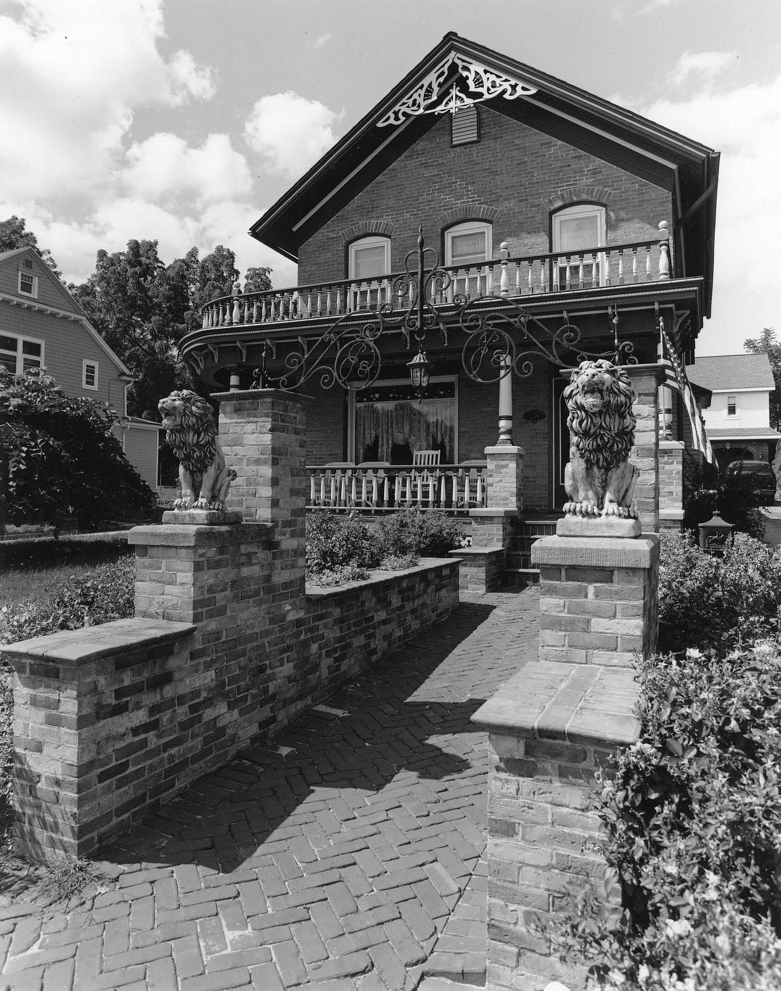 Lion Statue House-1