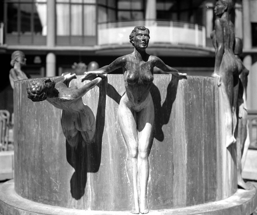 London ;; Statues