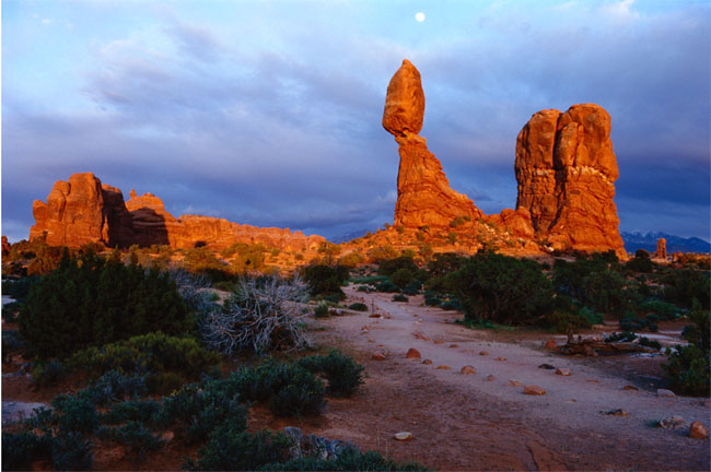 Moon and Sunset, Balanced Rock