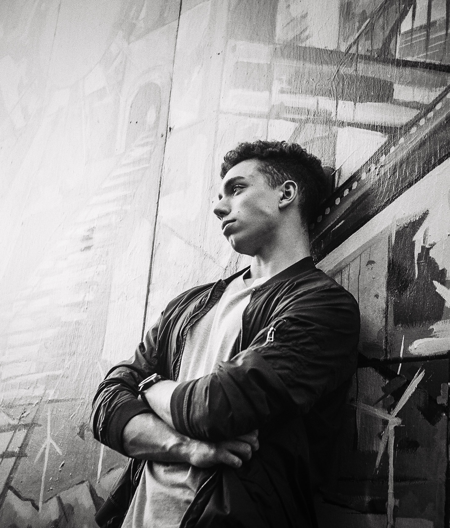 Mural Pose 2