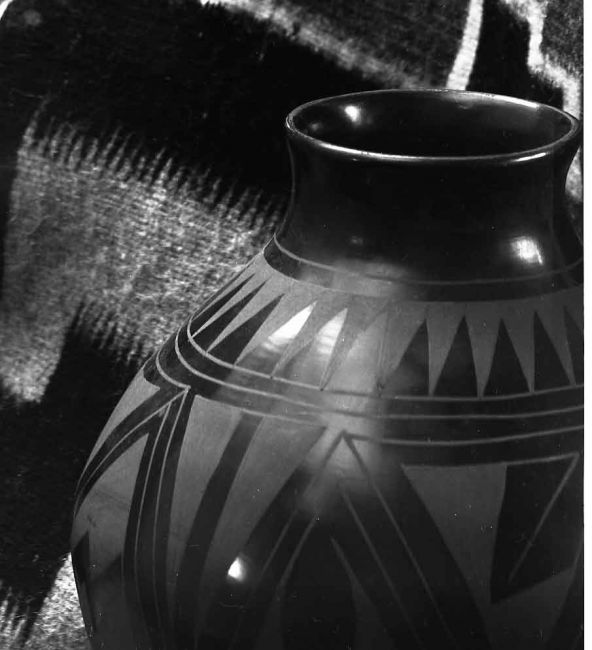 Pottery & Navajo Rug. 45cm RD Artar in copal 3