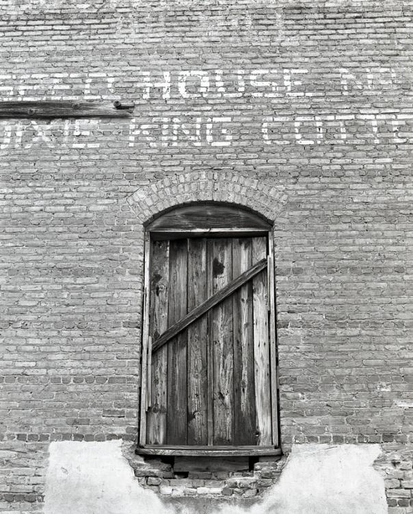 Seed-house-door 850x684