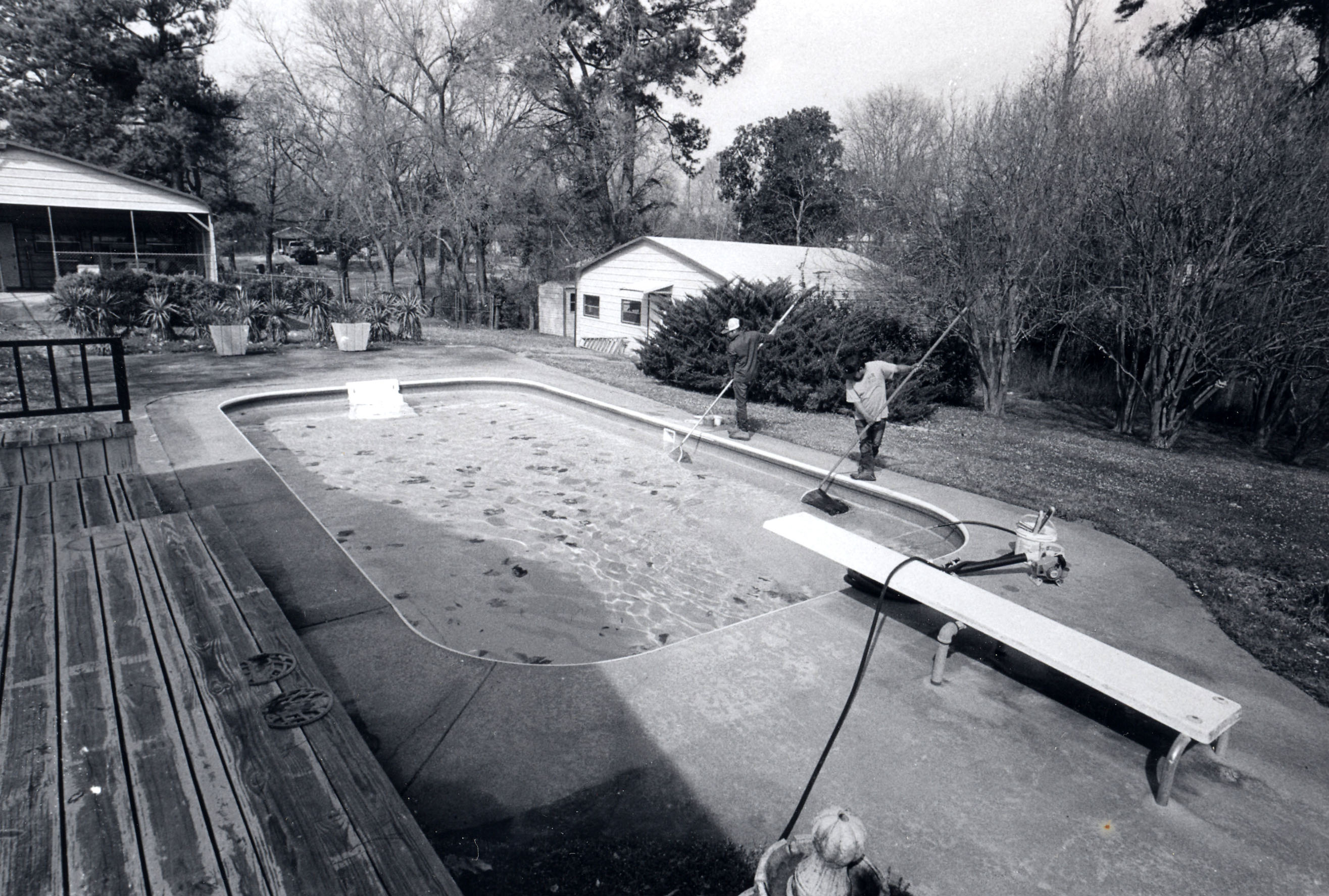 Synchronized pool cleaners