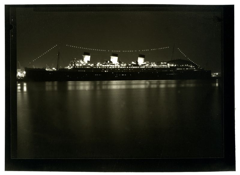 The Queen at night (Carbon)