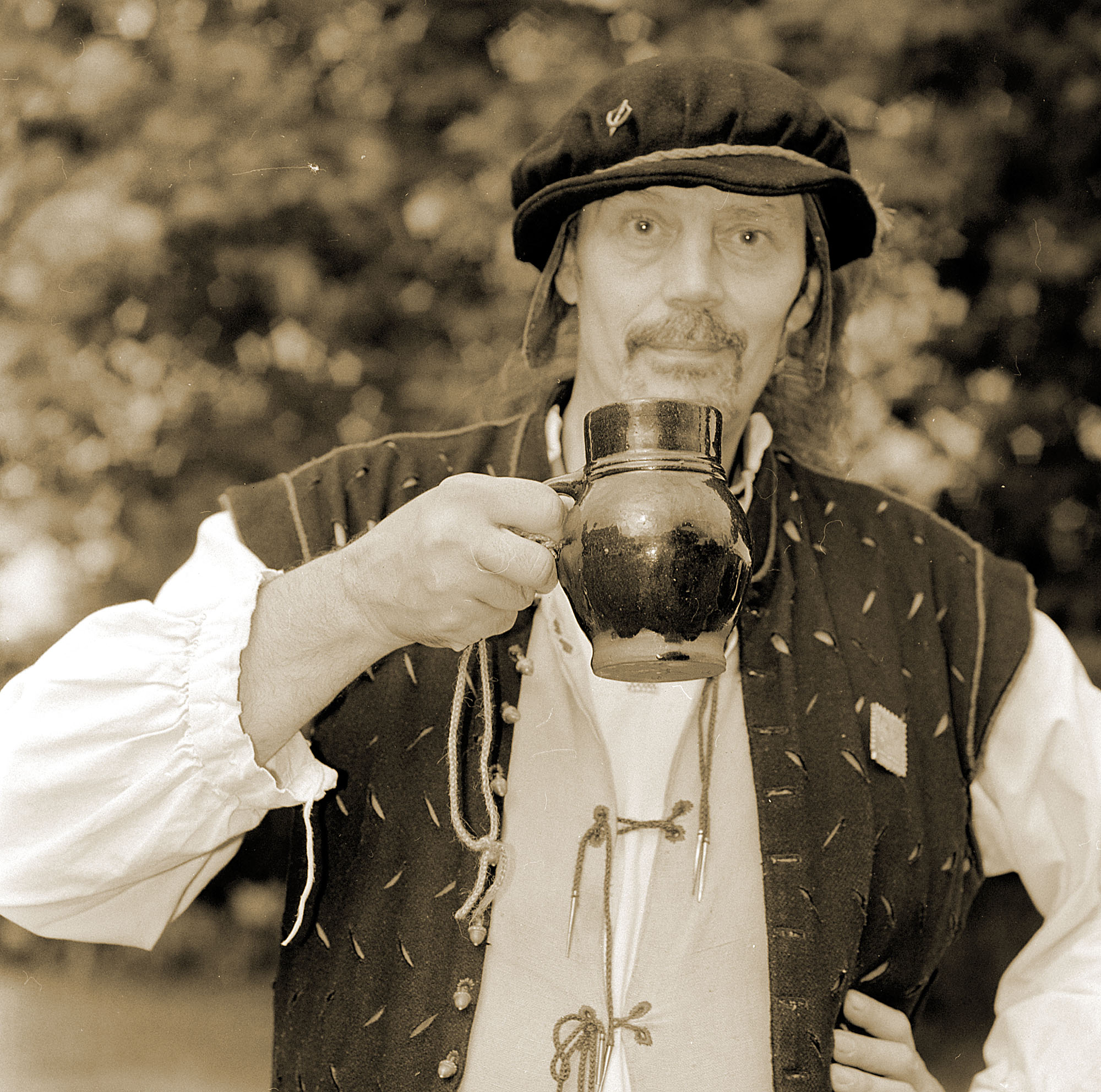 Tudor Ale Drinker
