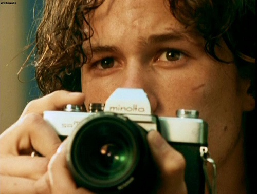 Two-Hands-heath-ledger-9448754-500-378.jpg